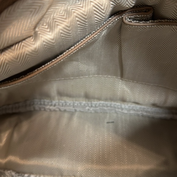 The Tan vegan Handbag weave in the front is solid in the back with a zipper - Picture 4 of 11